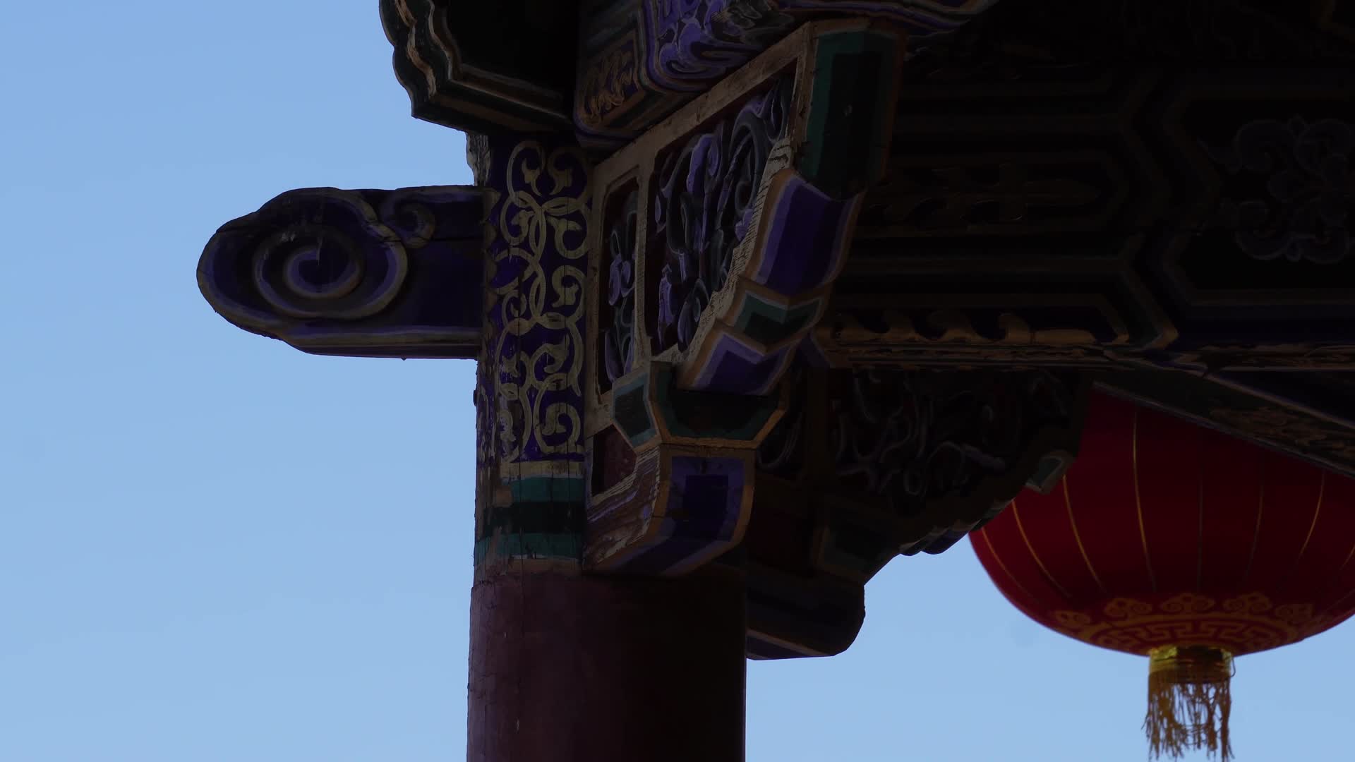皇宫古建筑亭子瓦片视频的预览图