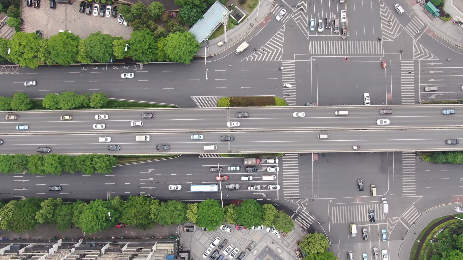 湖南长沙城市大道交通车辆行驶航拍视频的预览图