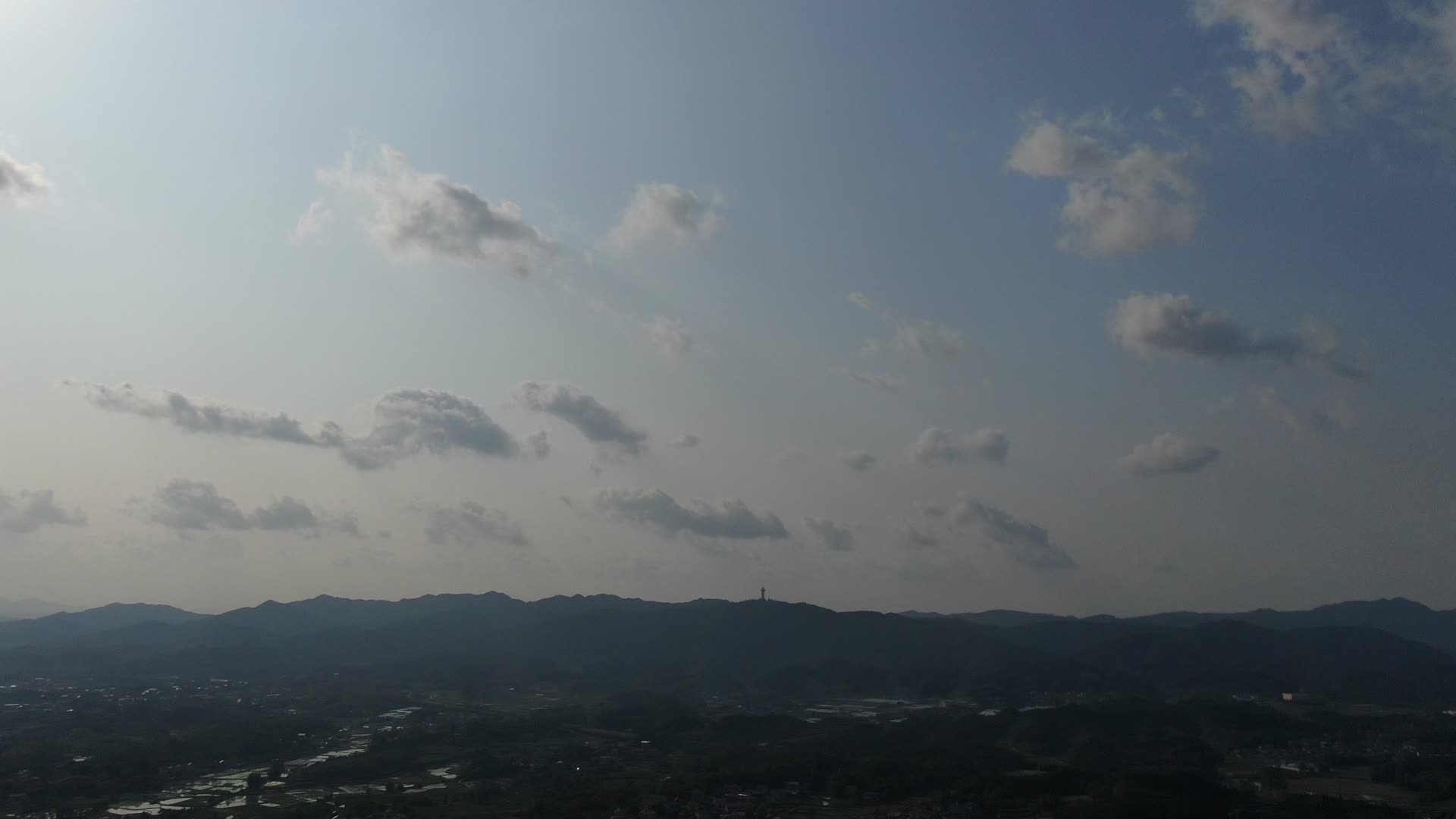 城市清晨蓝天白云迷雾航拍视频的预览图