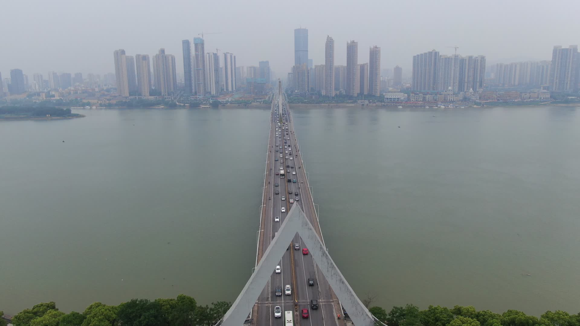 湖南长沙湘江银盆岭大桥航拍视频的预览图