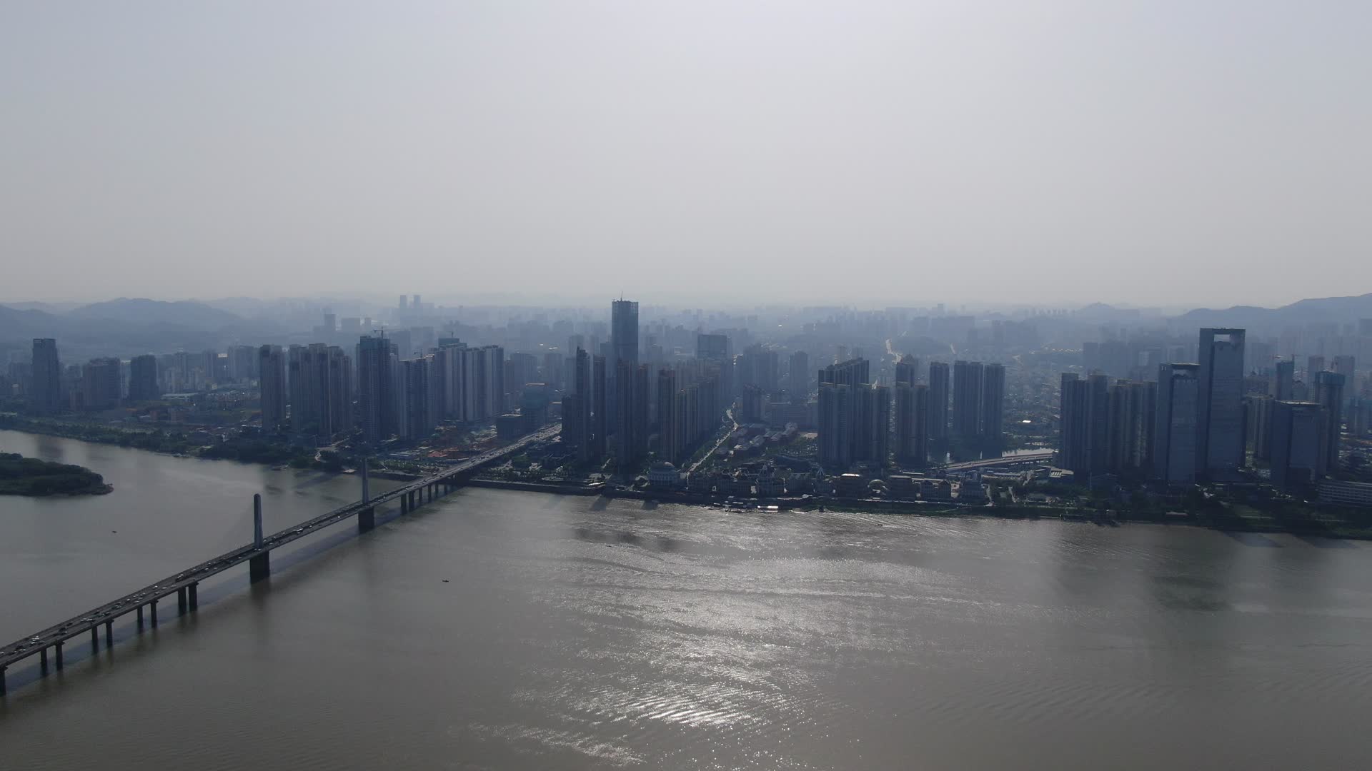 湖南长沙湘江银盆岭大桥航拍视频的预览图