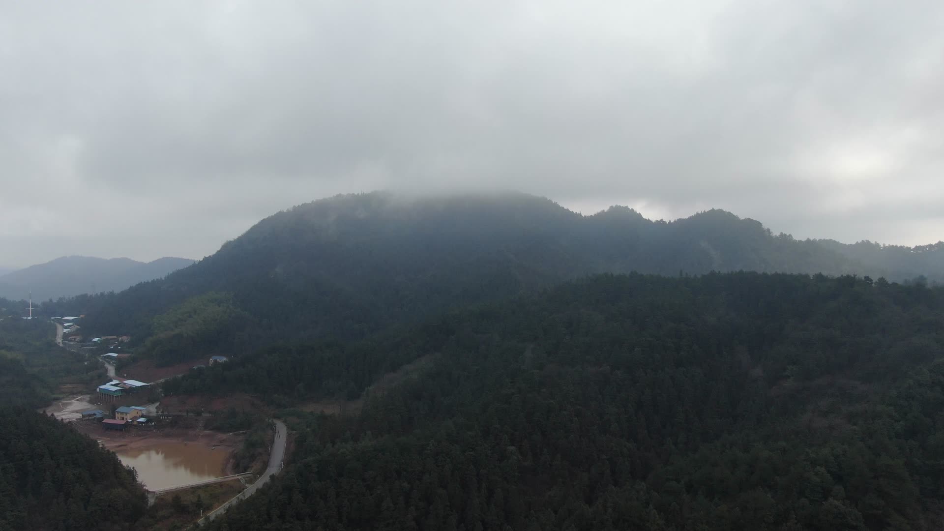 航拍大自然山川云雾视频的预览图