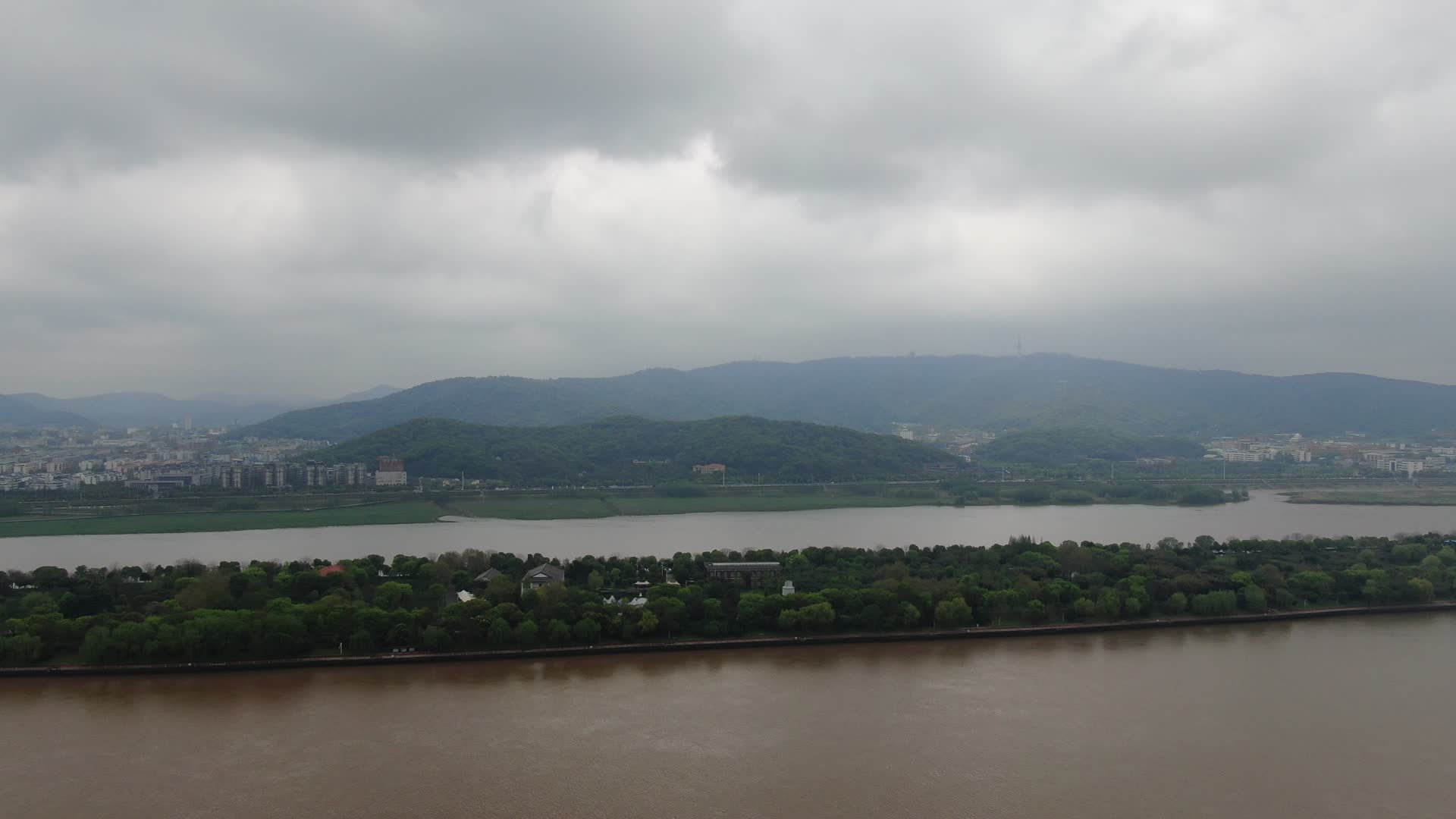 湖南长沙湘江橘子洲汛期航拍视频的预览图