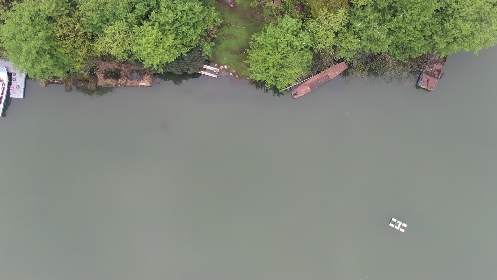 航拍湖面岛屿游船自然风景视频的预览图