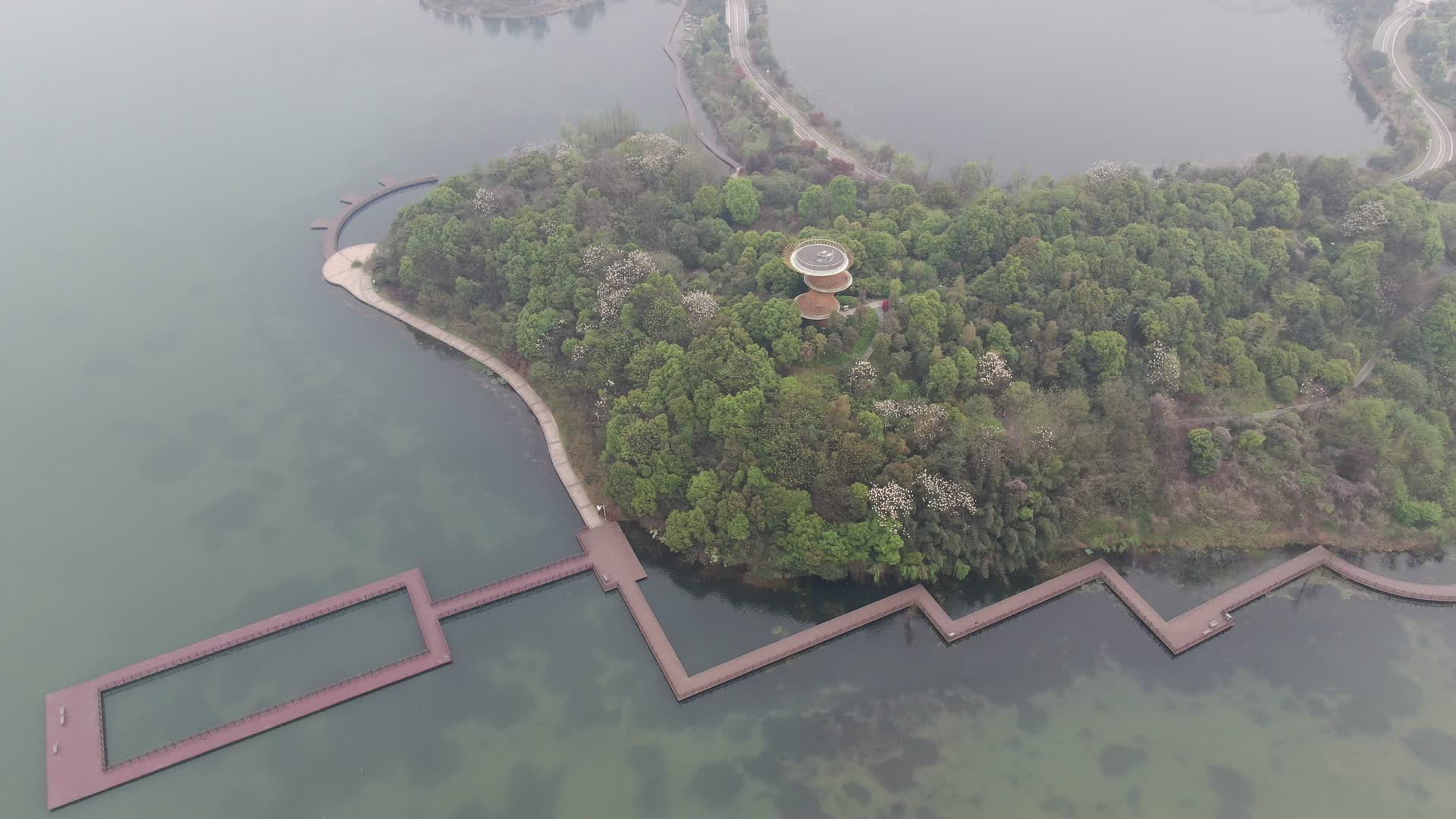 航拍湖面岛屿游船自然风景视频的预览图