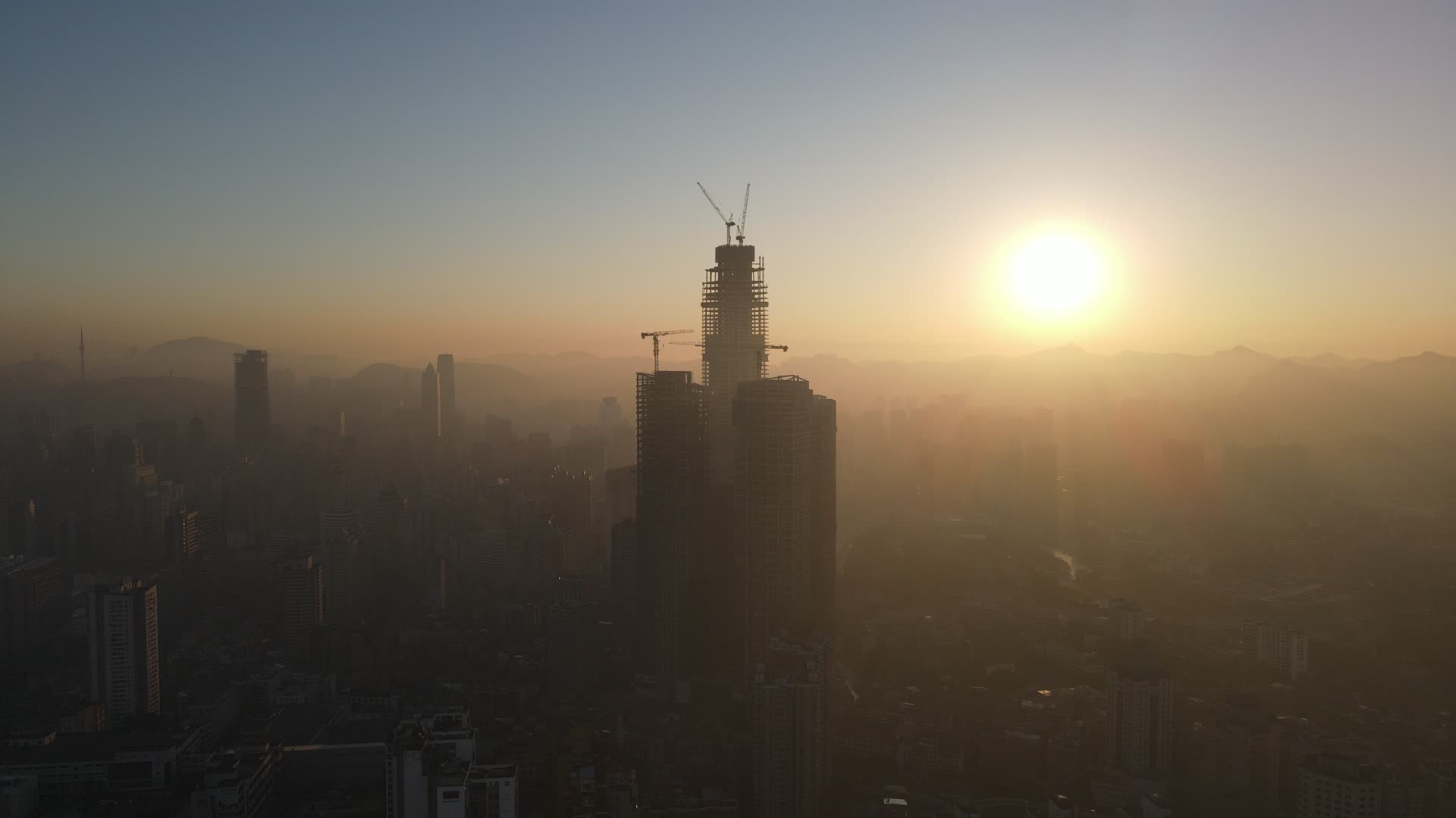 航拍贵州贵阳城市日出迷雾视频的预览图
