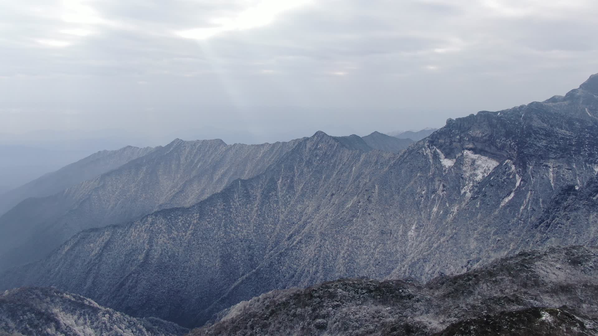 航拍贵州铜仁梵净山5A景区雪景视频的预览图