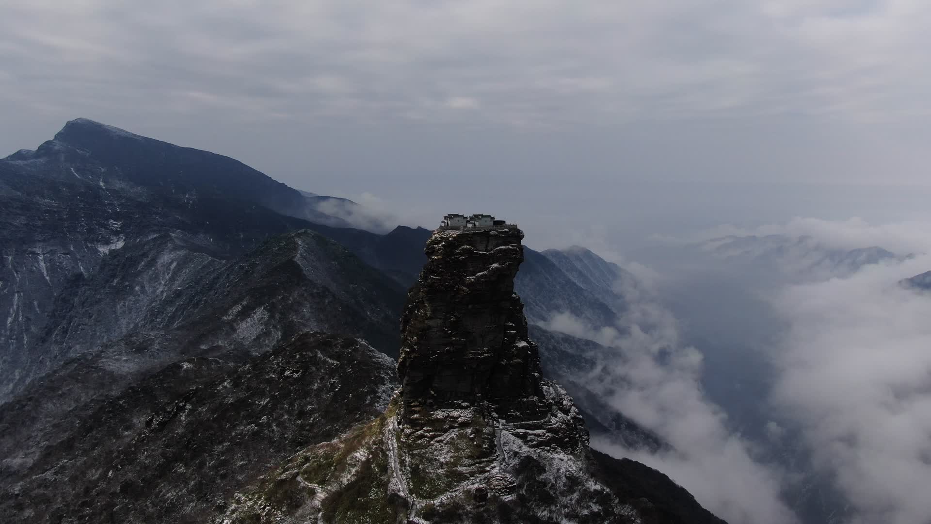 航拍贵州铜仁梵净山5A景区雪景视频的预览图