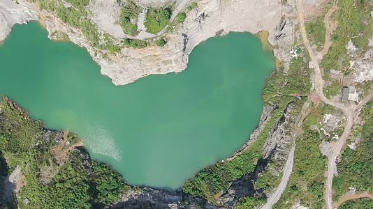 俯拍天然爱心湖泊视频的预览图