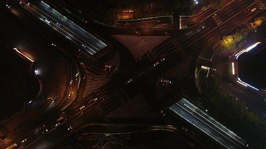 俯拍城市十字交叉路口夜景交通视频的预览图