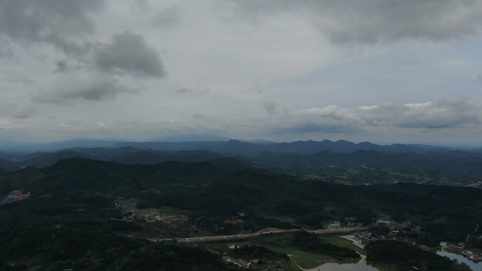 航拍山川丘陵蓝天白云视频的预览图