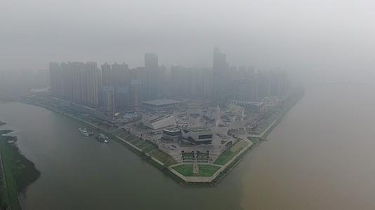湖南长沙城市雾霾天气航拍视频的预览图