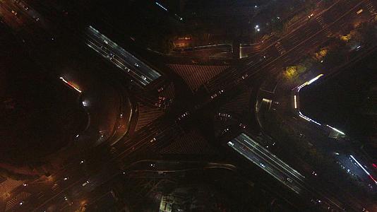 俯拍城市十字交叉路口夜景交通视频的预览图