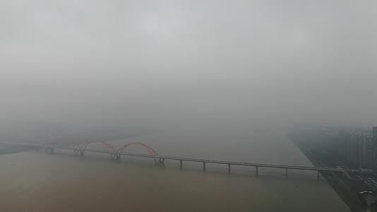 湖南长沙城市雾霾航拍视频的预览图