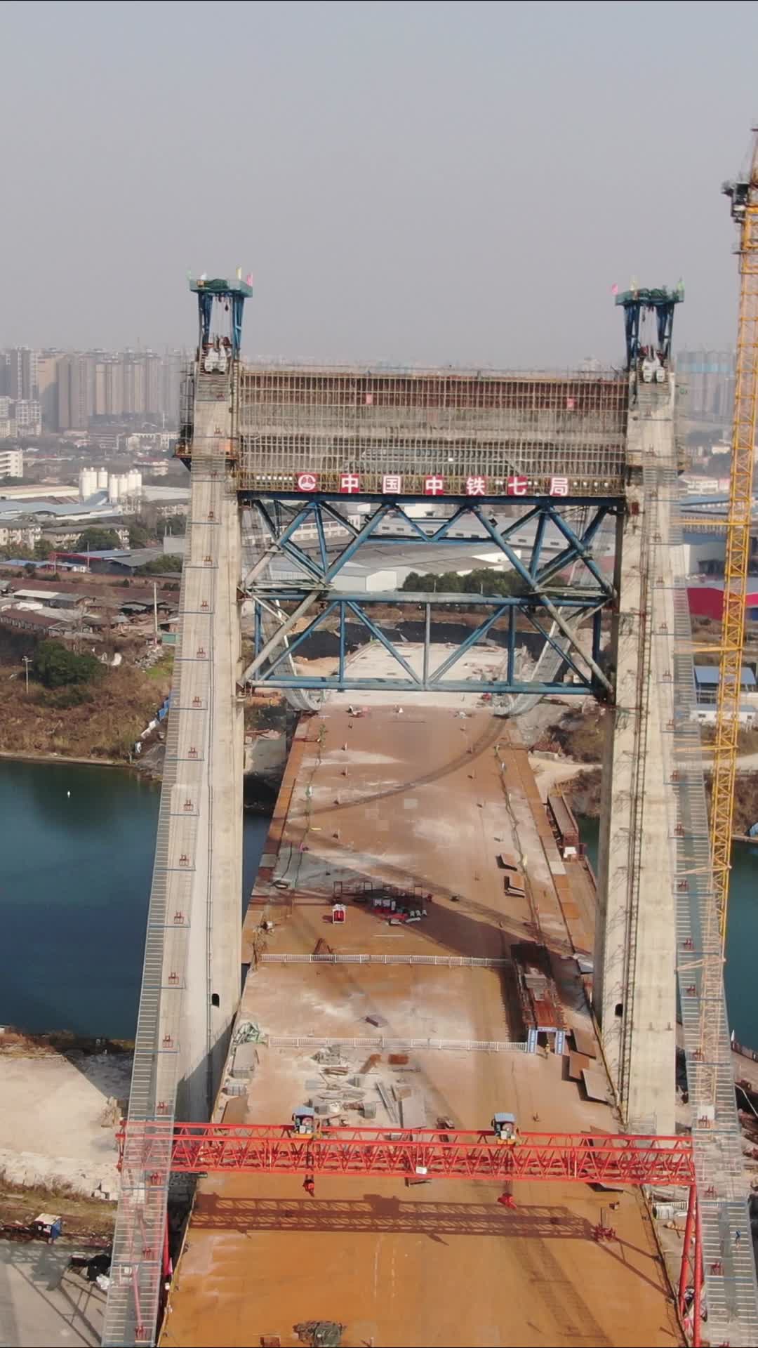 城市跨河大桥施工现场航拍视频的预览图