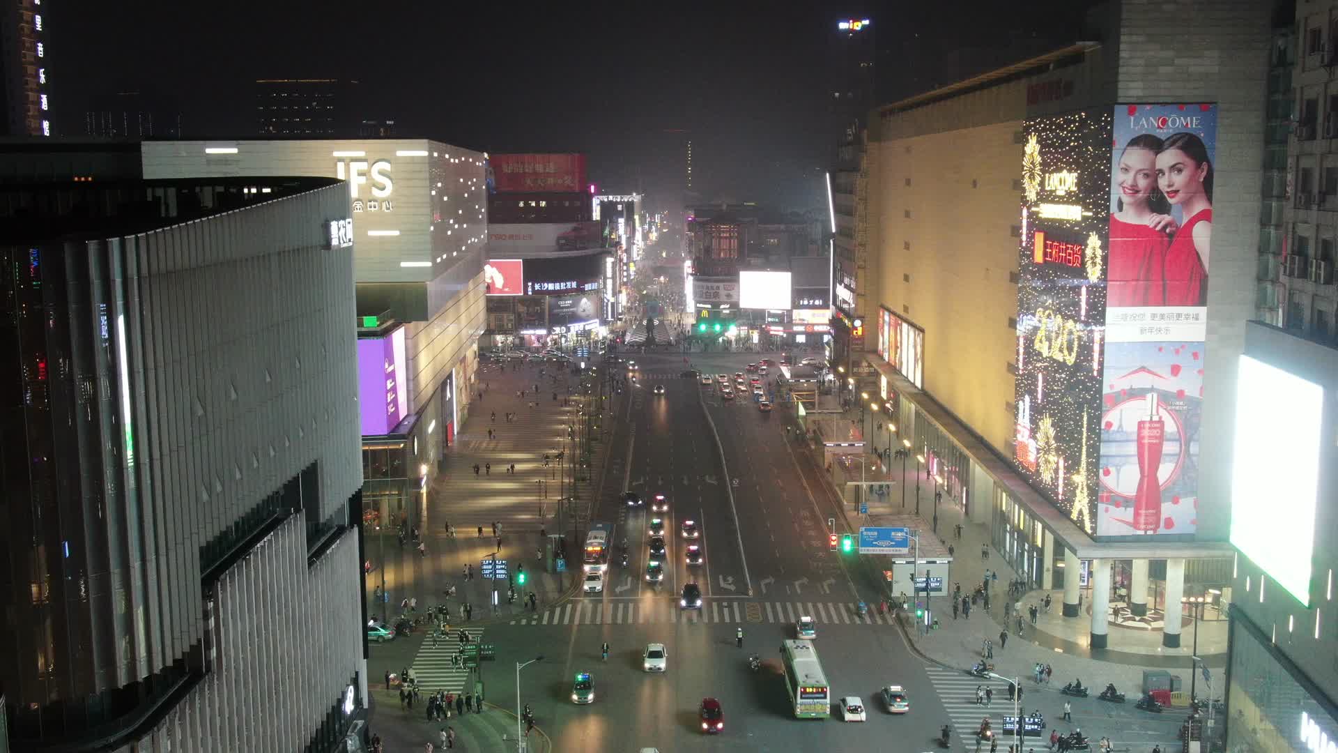 湖南长沙黄兴路步行街夜景航拍视频的预览图