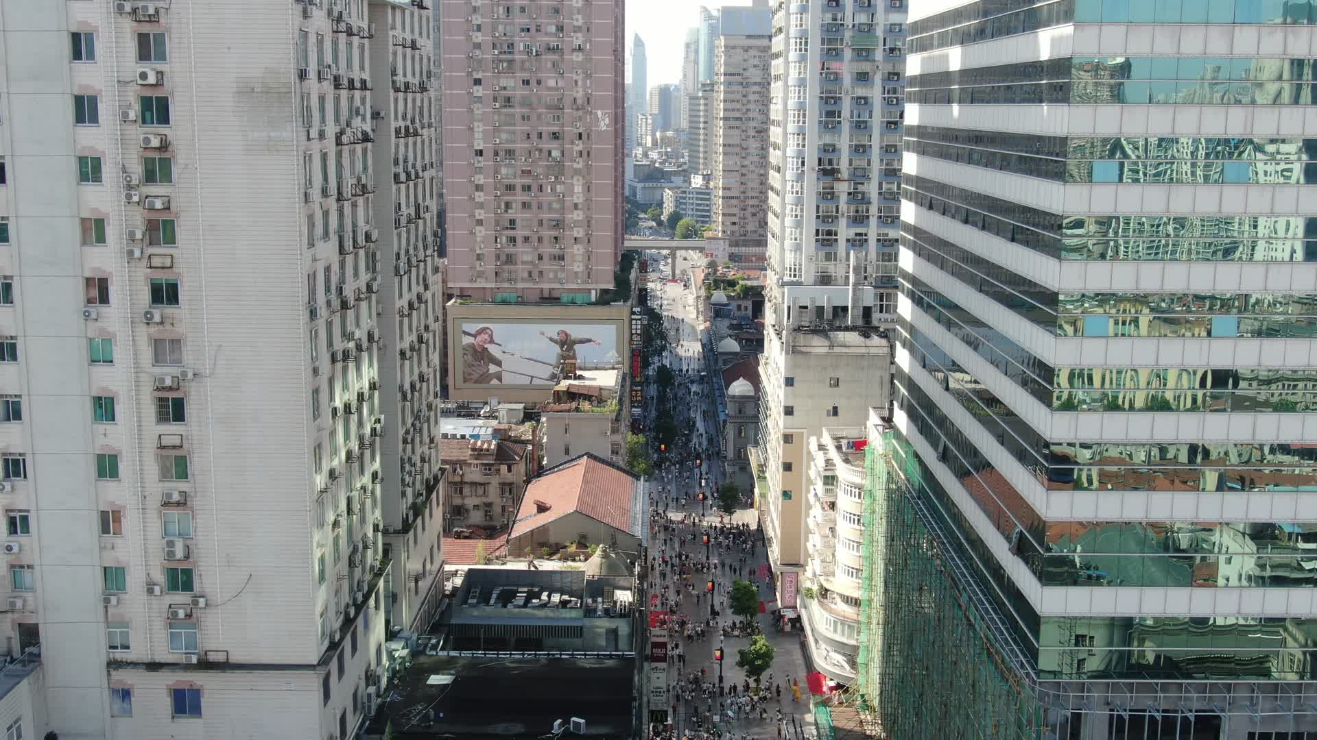 4K航拍湖北武汉江汉路步行街视频的预览图