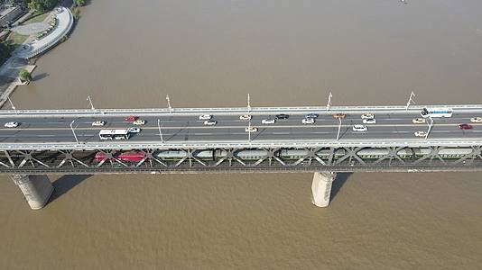4K航拍湖北武汉长江大桥交通车流视频的预览图