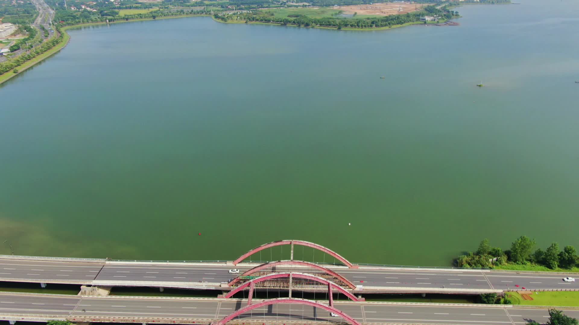 航拍湖南常德柳叶湖旅游度假区柳叶湖大桥视频的预览图