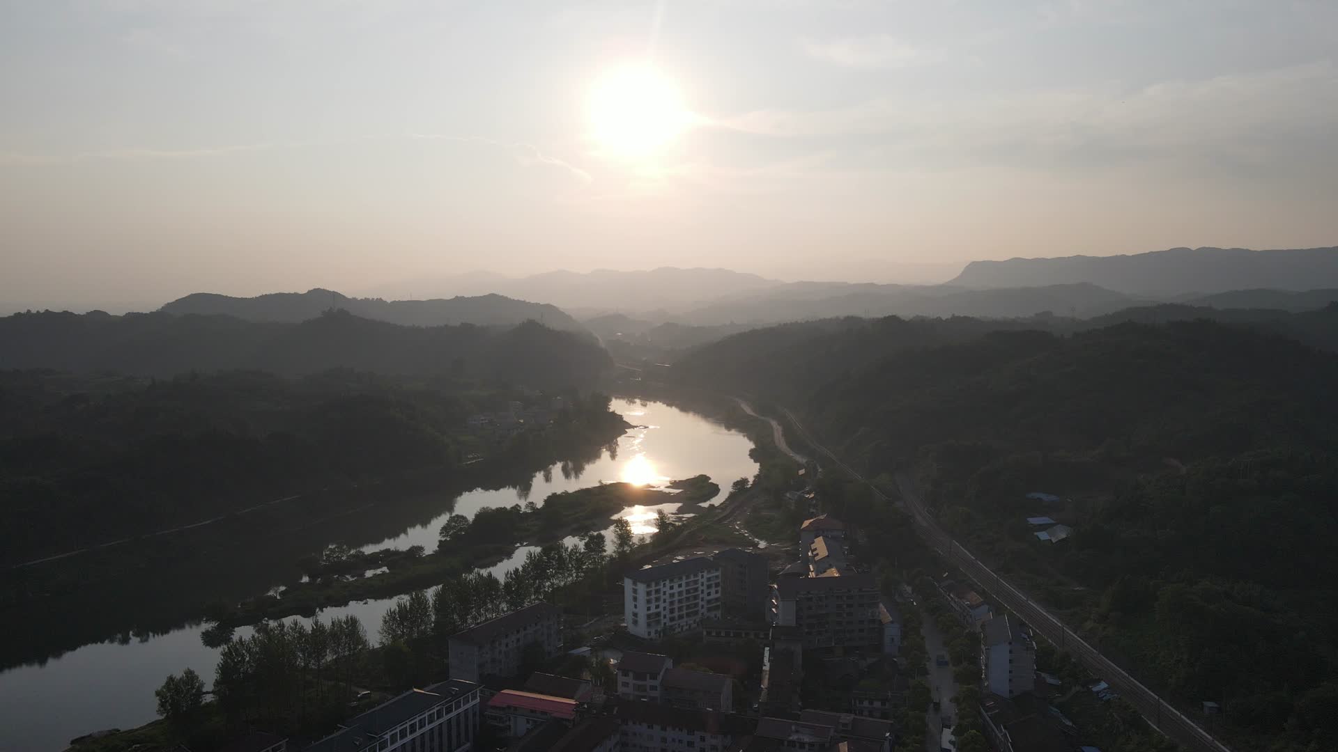 航拍夕阳山谷河流剪影视频的预览图