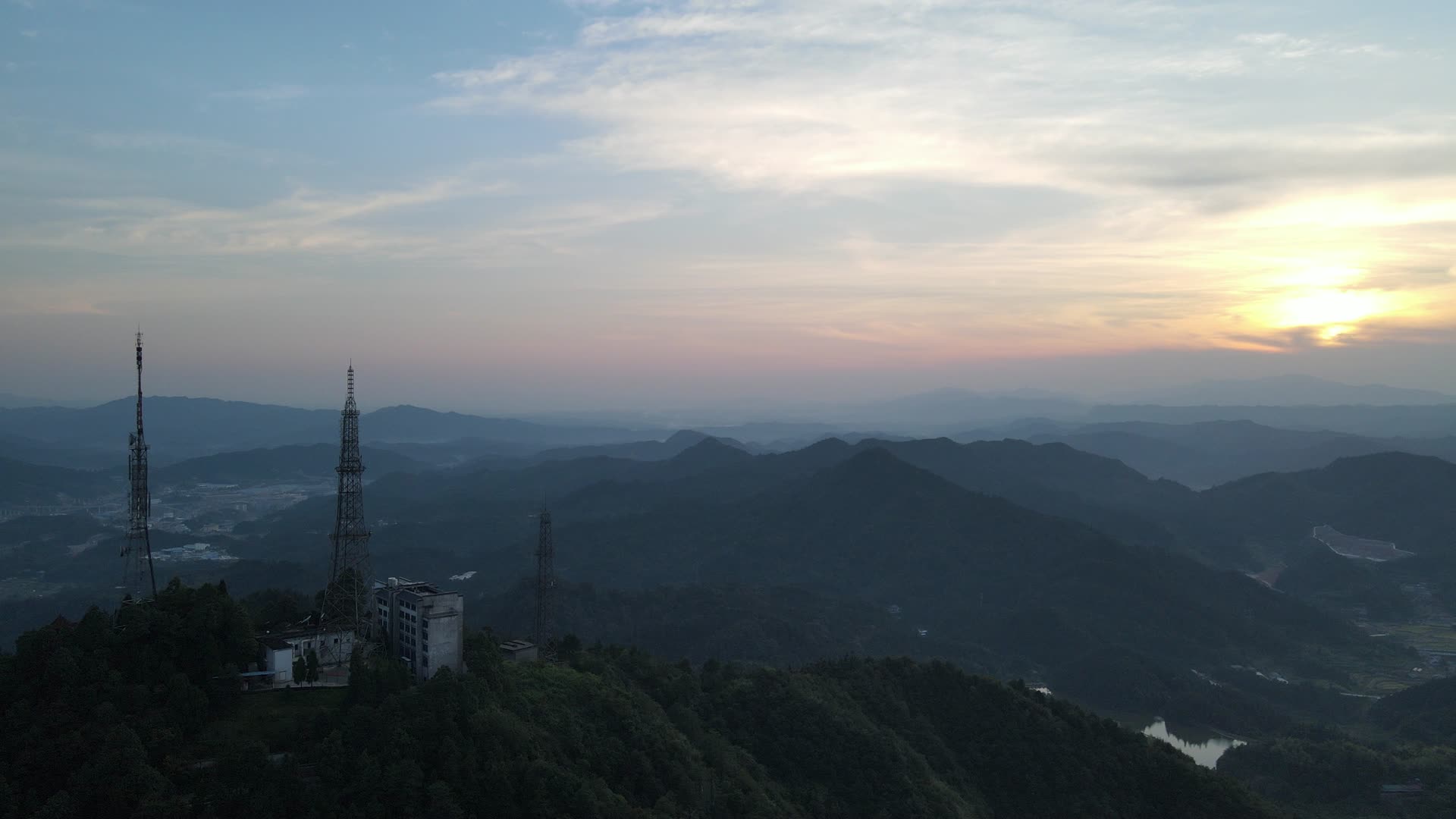 航拍湖南怀化中坡山电视塔视频的预览图