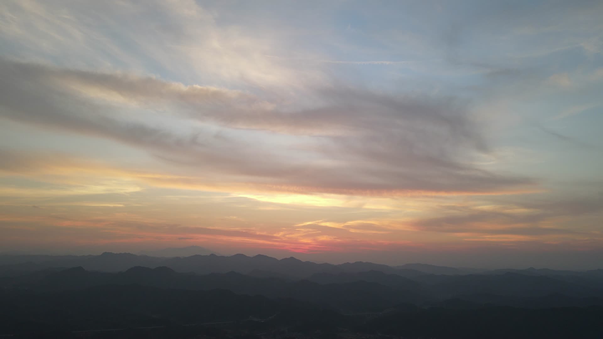 航拍夕阳晚霞空境视频的预览图
