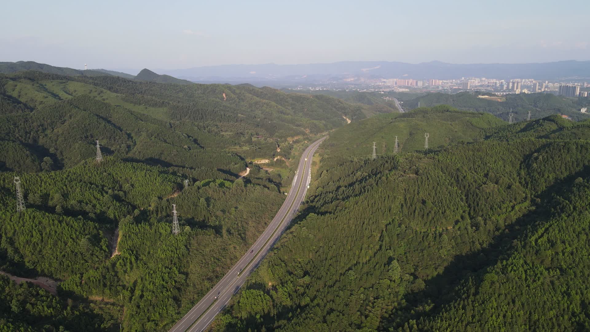 航拍大山里的通天公路视频的预览图