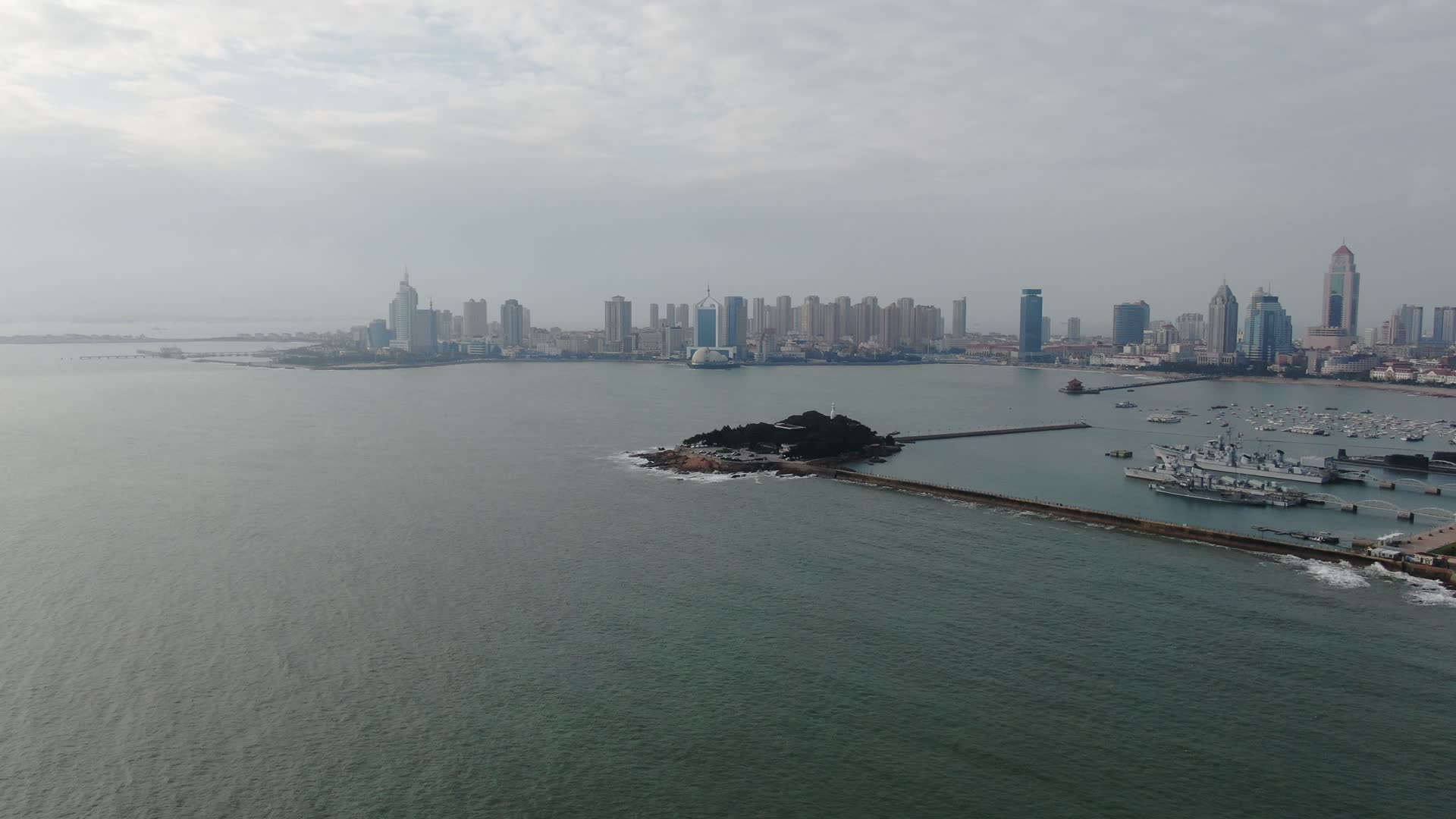 航拍海滨城市山东青岛风光视频的预览图