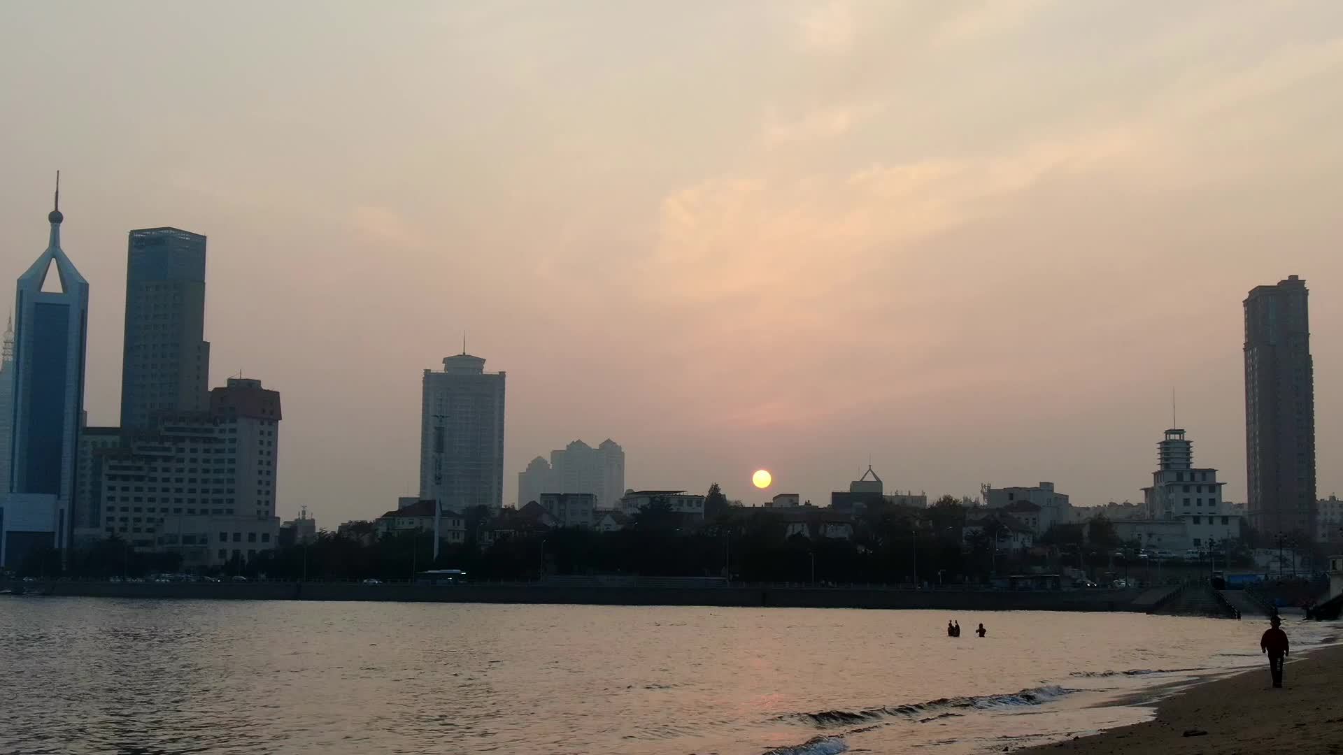航拍山东青岛海岸线高楼视频的预览图