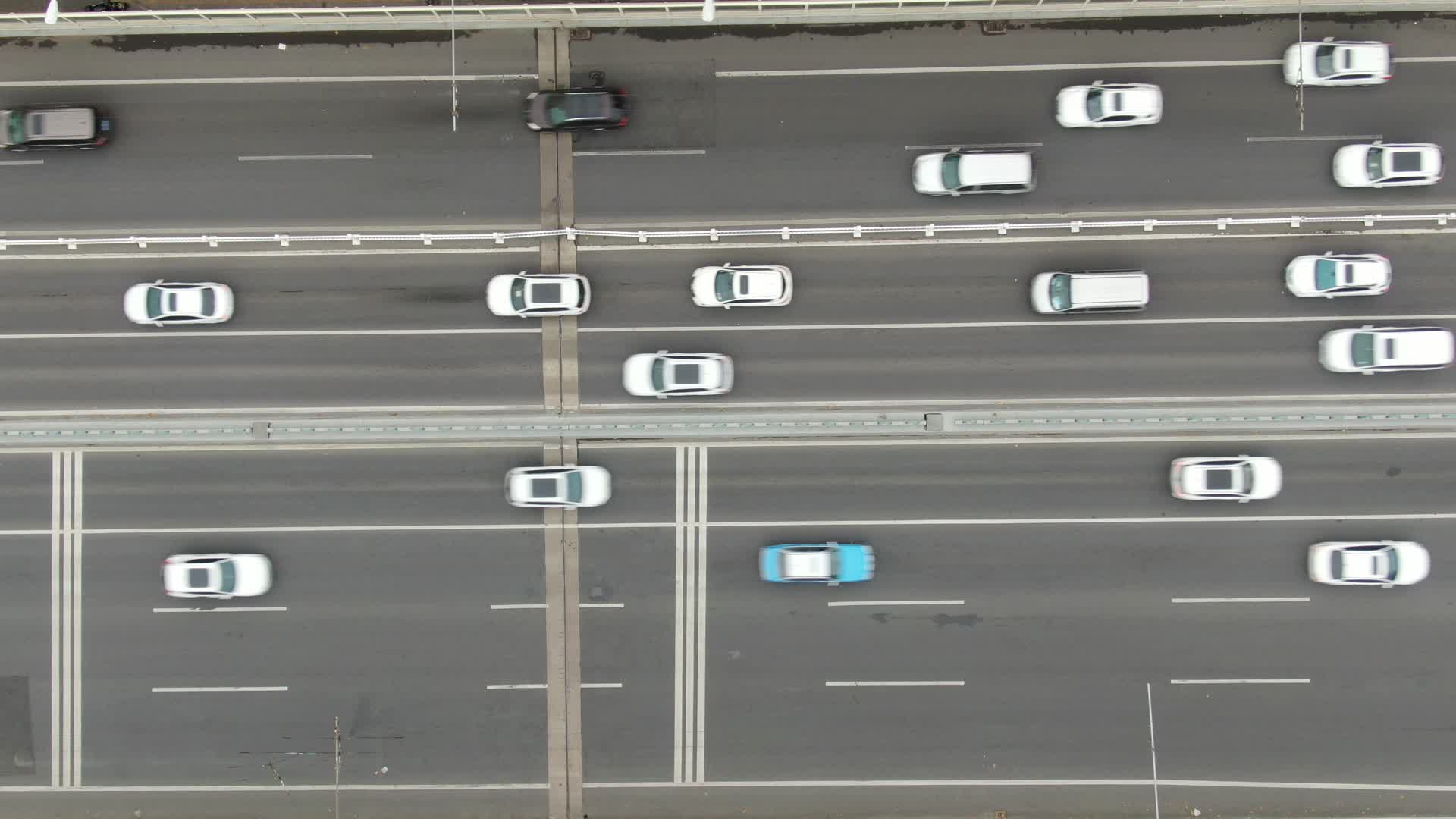 航拍城市交通大道车流行驶视频的预览图