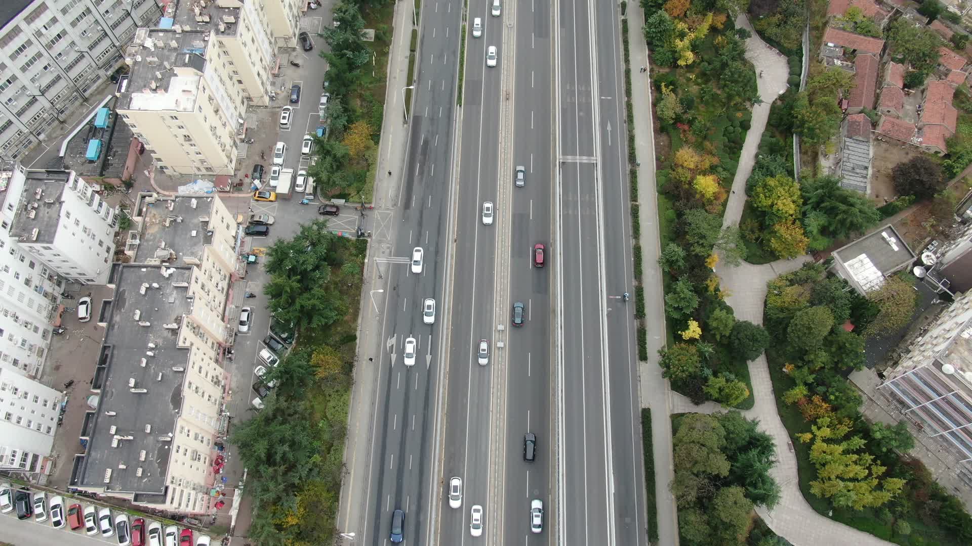 航拍城市交通大道车流行驶视频的预览图