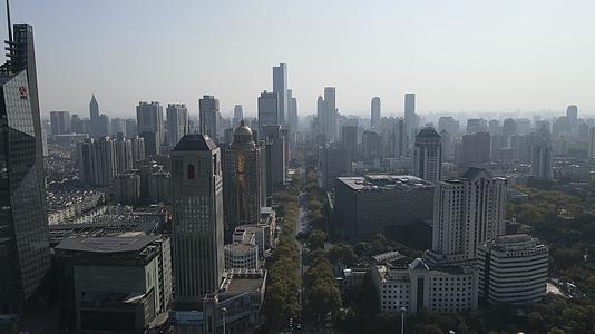 航拍南京新街口城市天际线视频的预览图