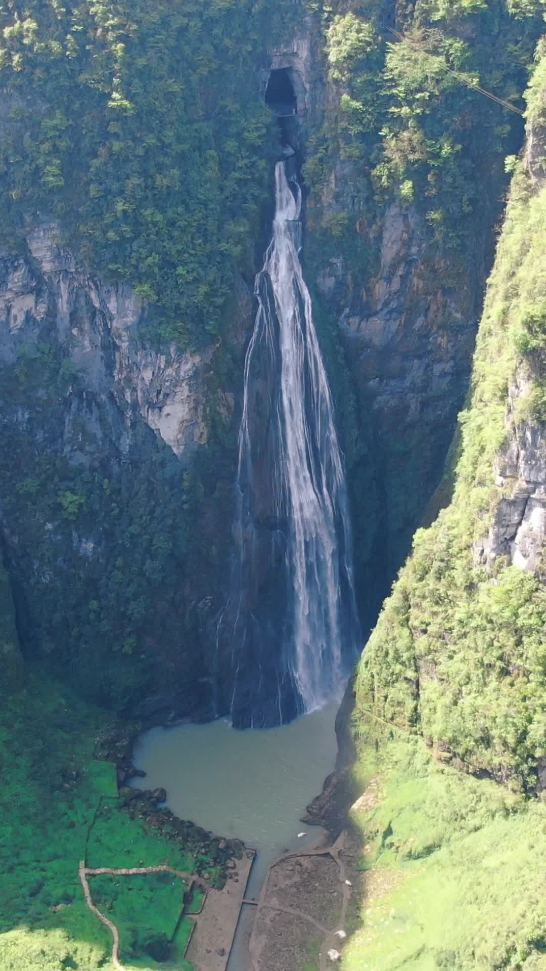 航拍大自然悬崖瀑布流水竖屏视频的预览图