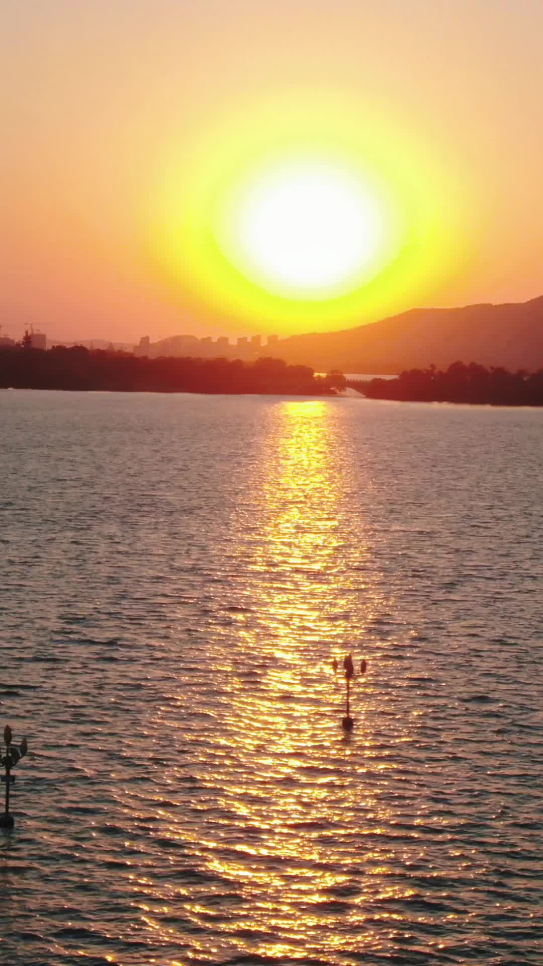 湖面日落晚霞竖屏航拍视频的预览图