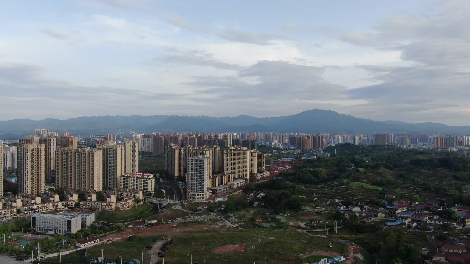 贵州贵阳城市风光竖屏航拍视频的预览图