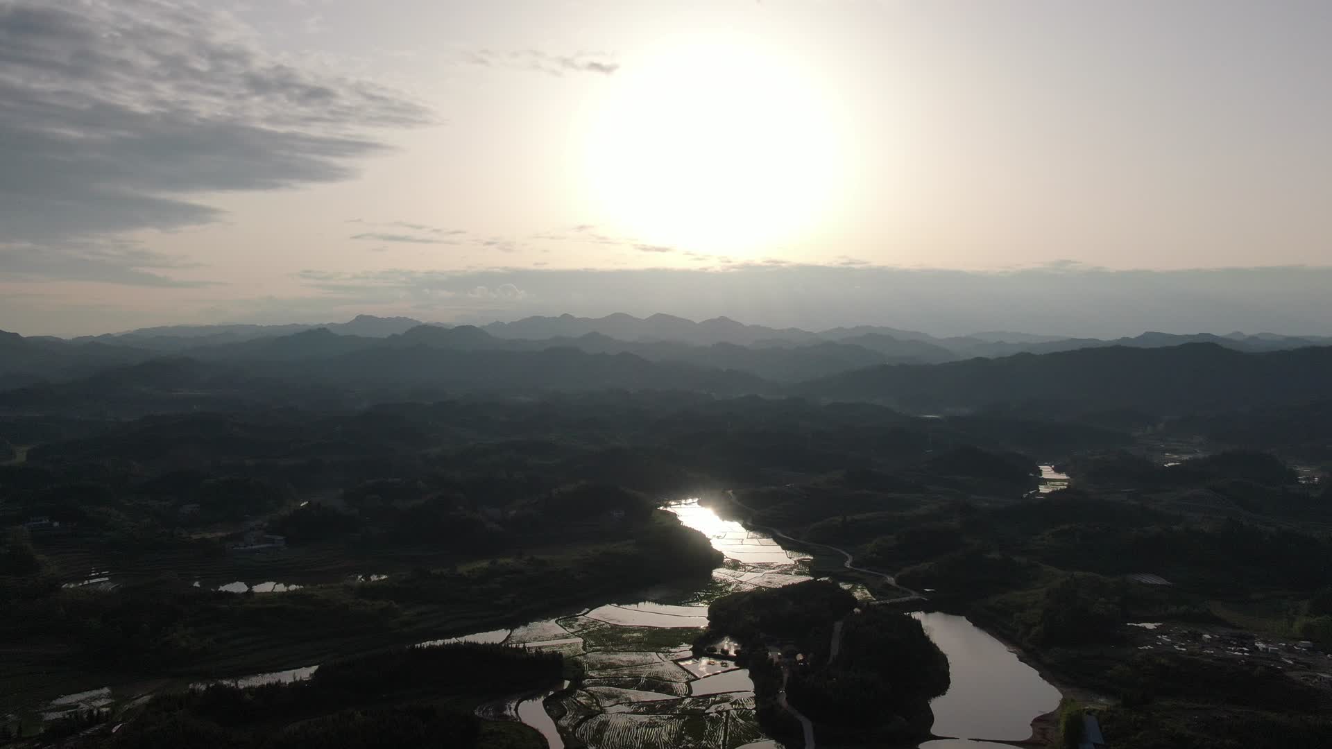 航拍湖南山川丘陵风光视频的预览图