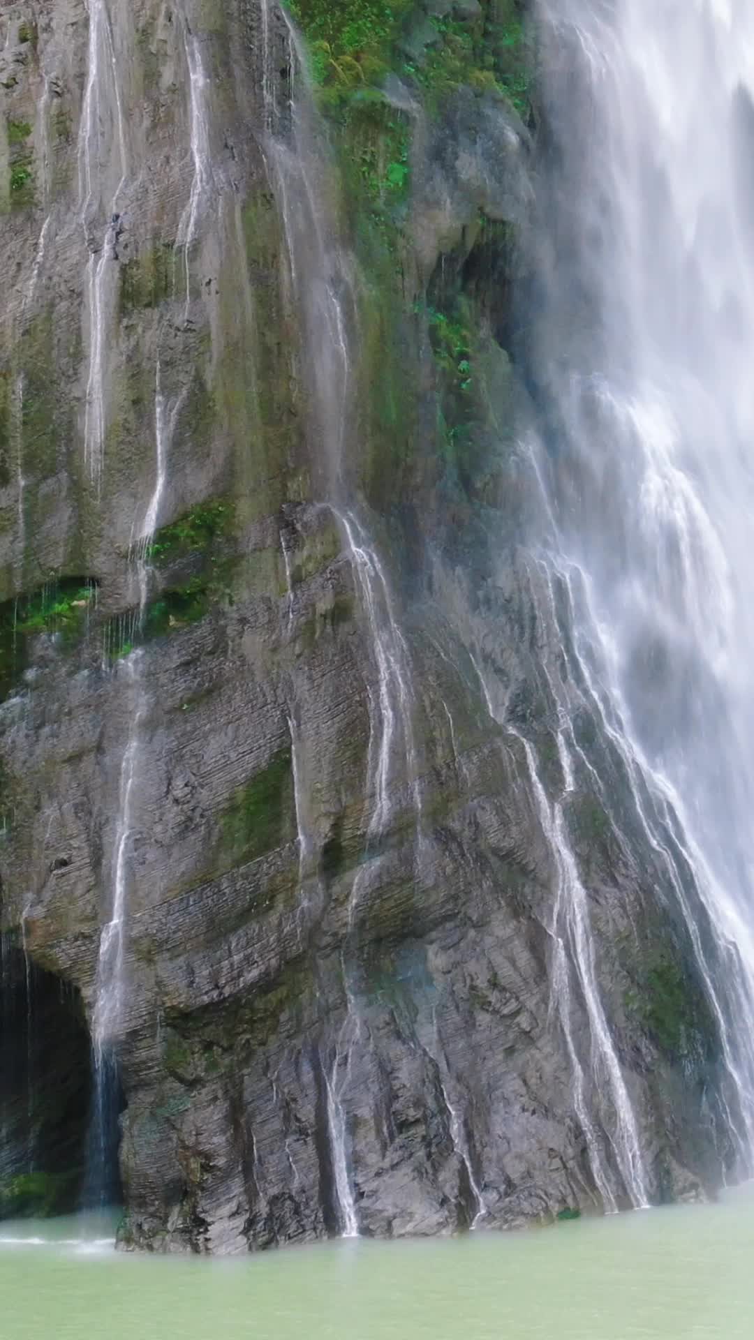 航拍大自然瀑布流水视频的预览图