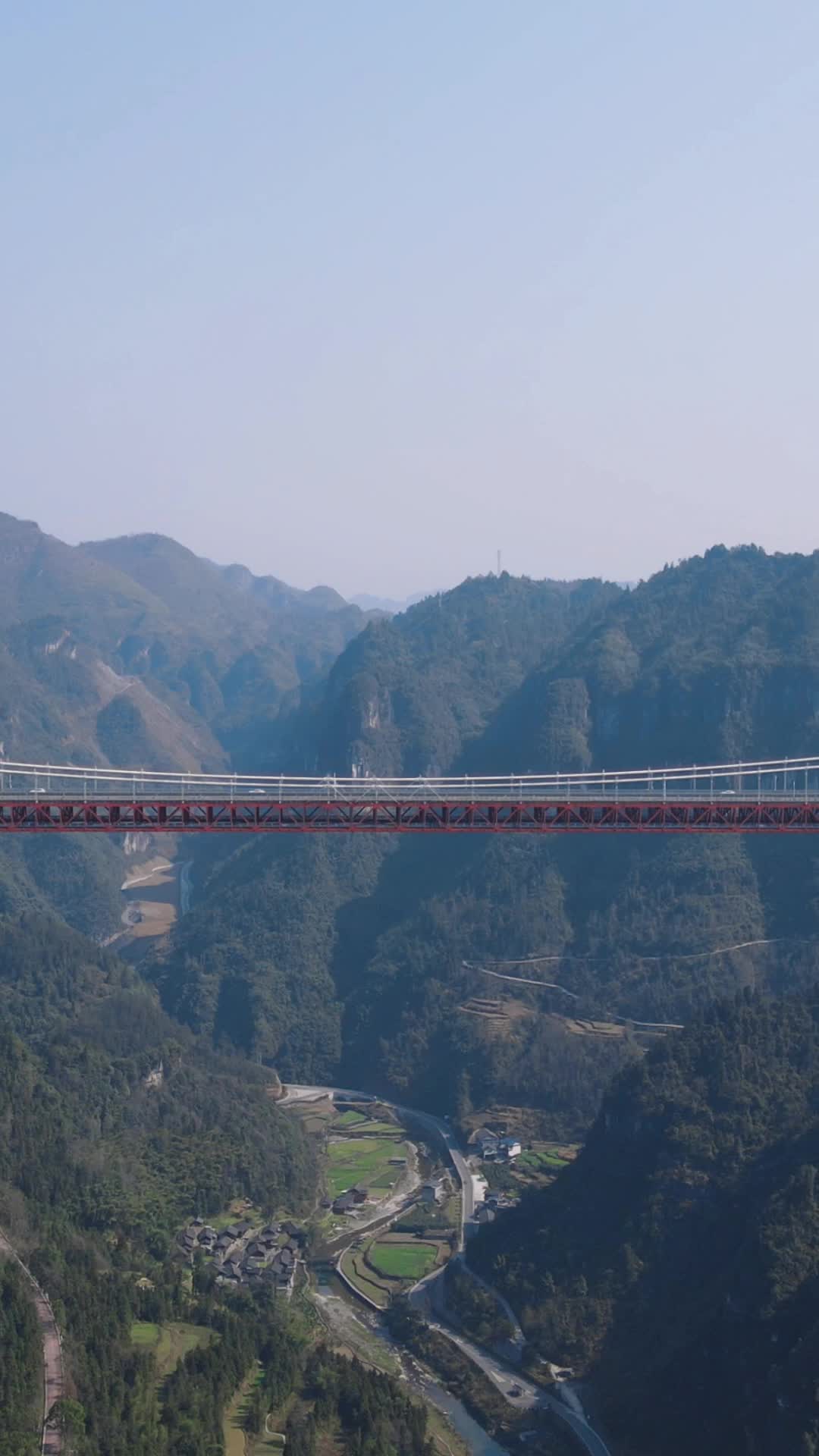 航拍云海公路湘西矮寨大桥竖屏视频的预览图
