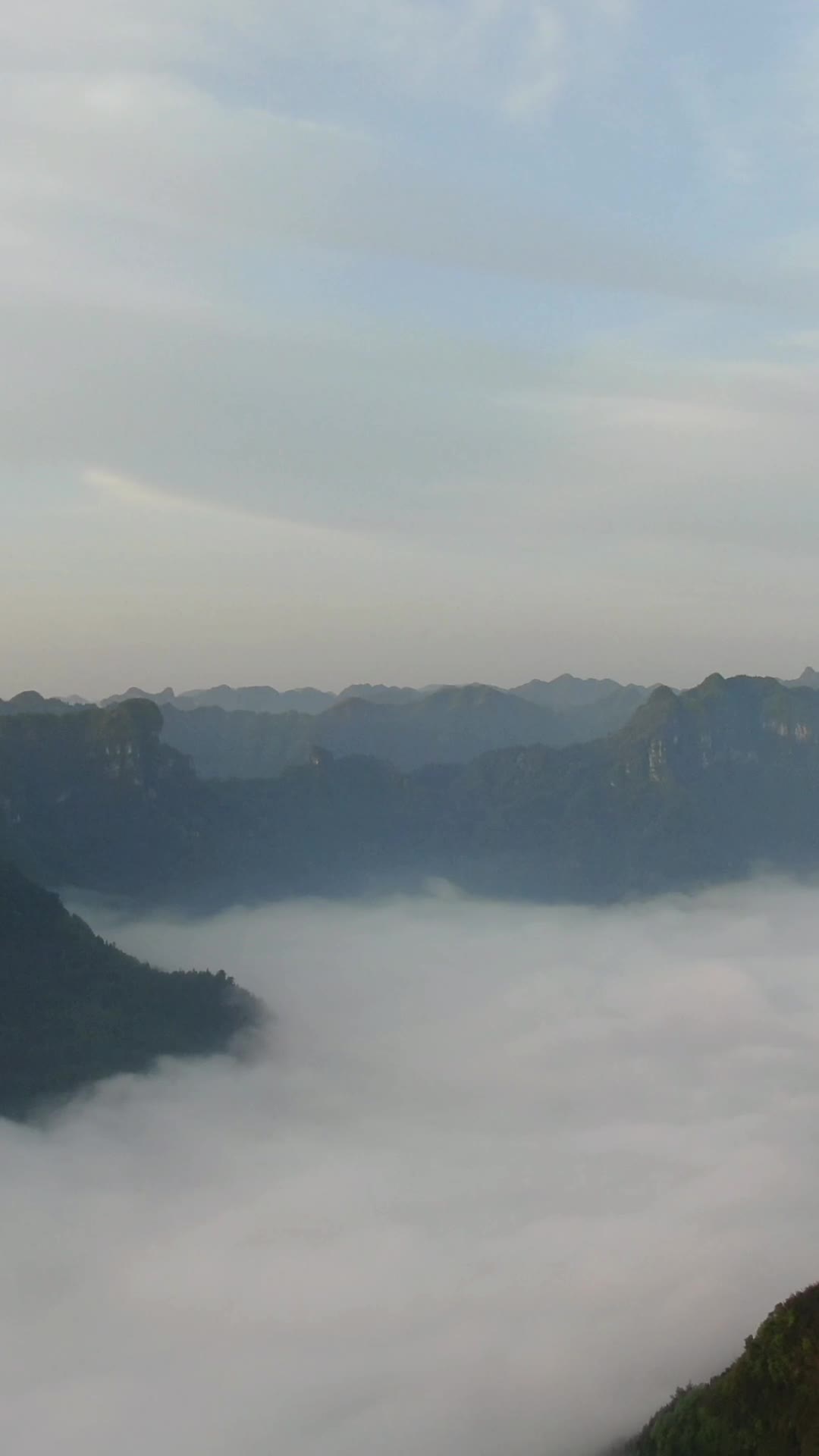 航拍云海山谷云雾视频的预览图