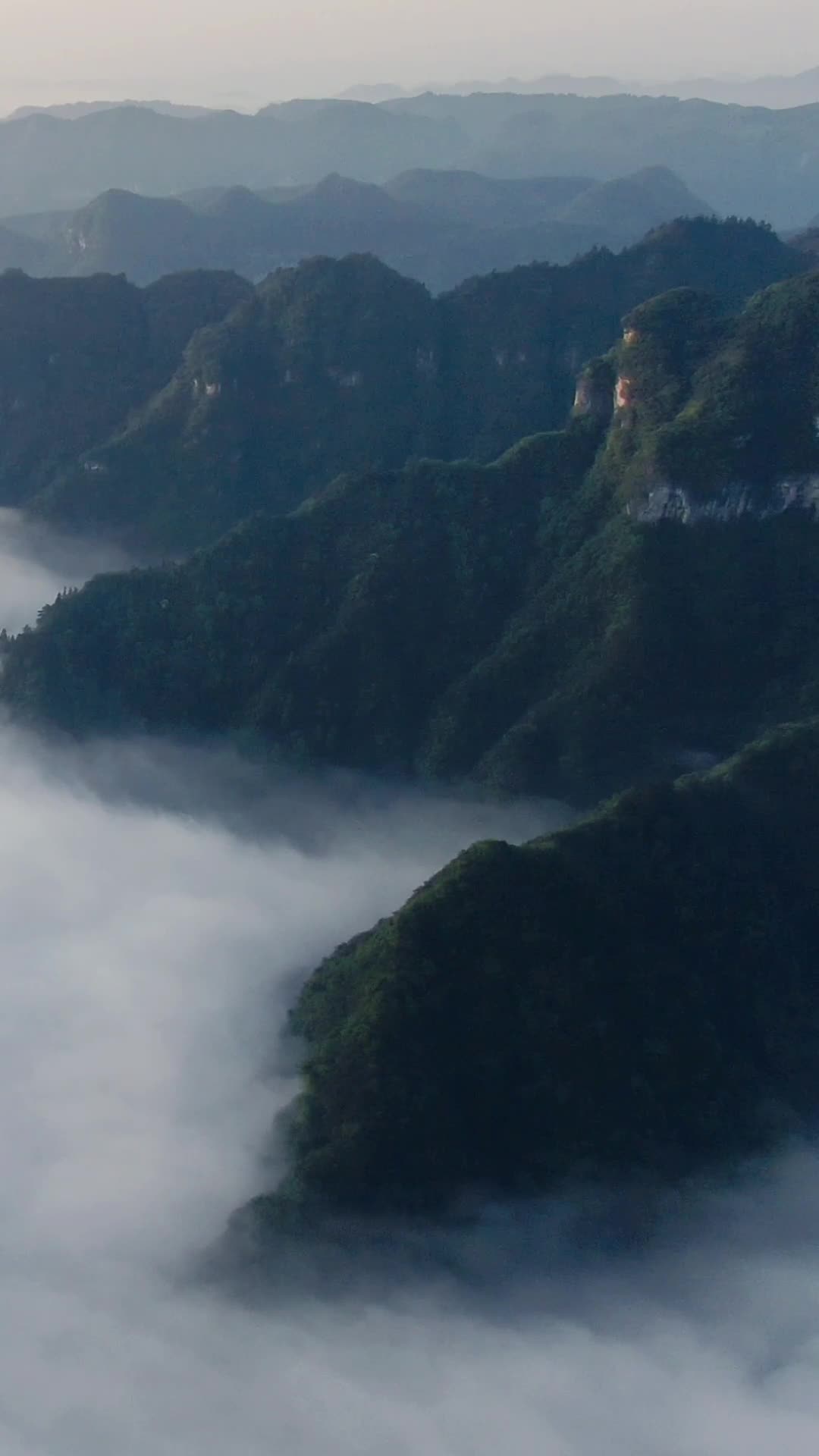 航拍云海山谷云雾视频的预览图