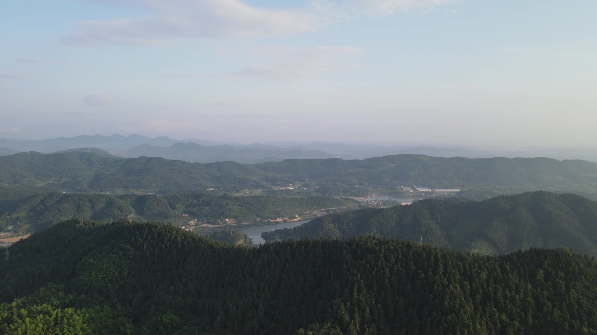 航拍连绵起伏山峰山川视频的预览图
