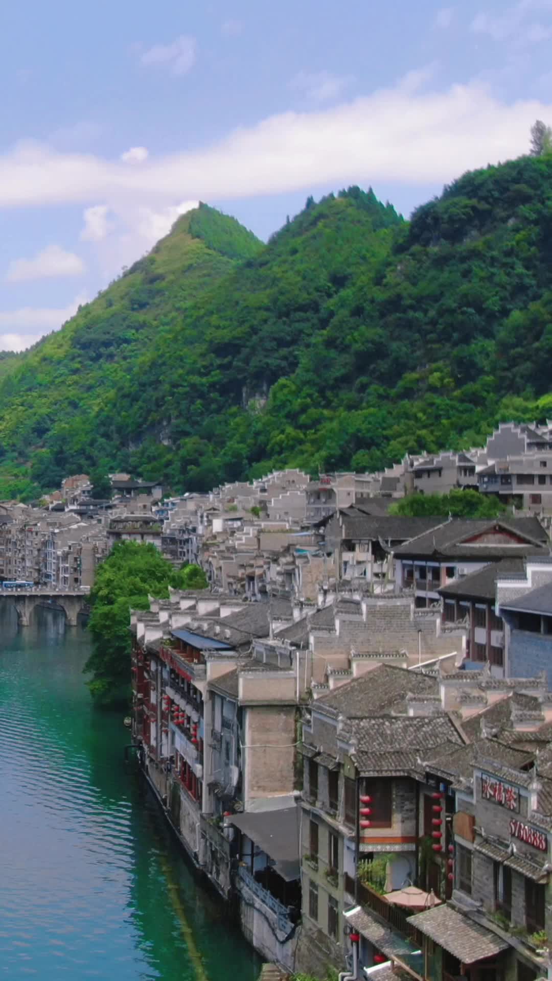 航拍贵州镇远古镇竖屏视频的预览图