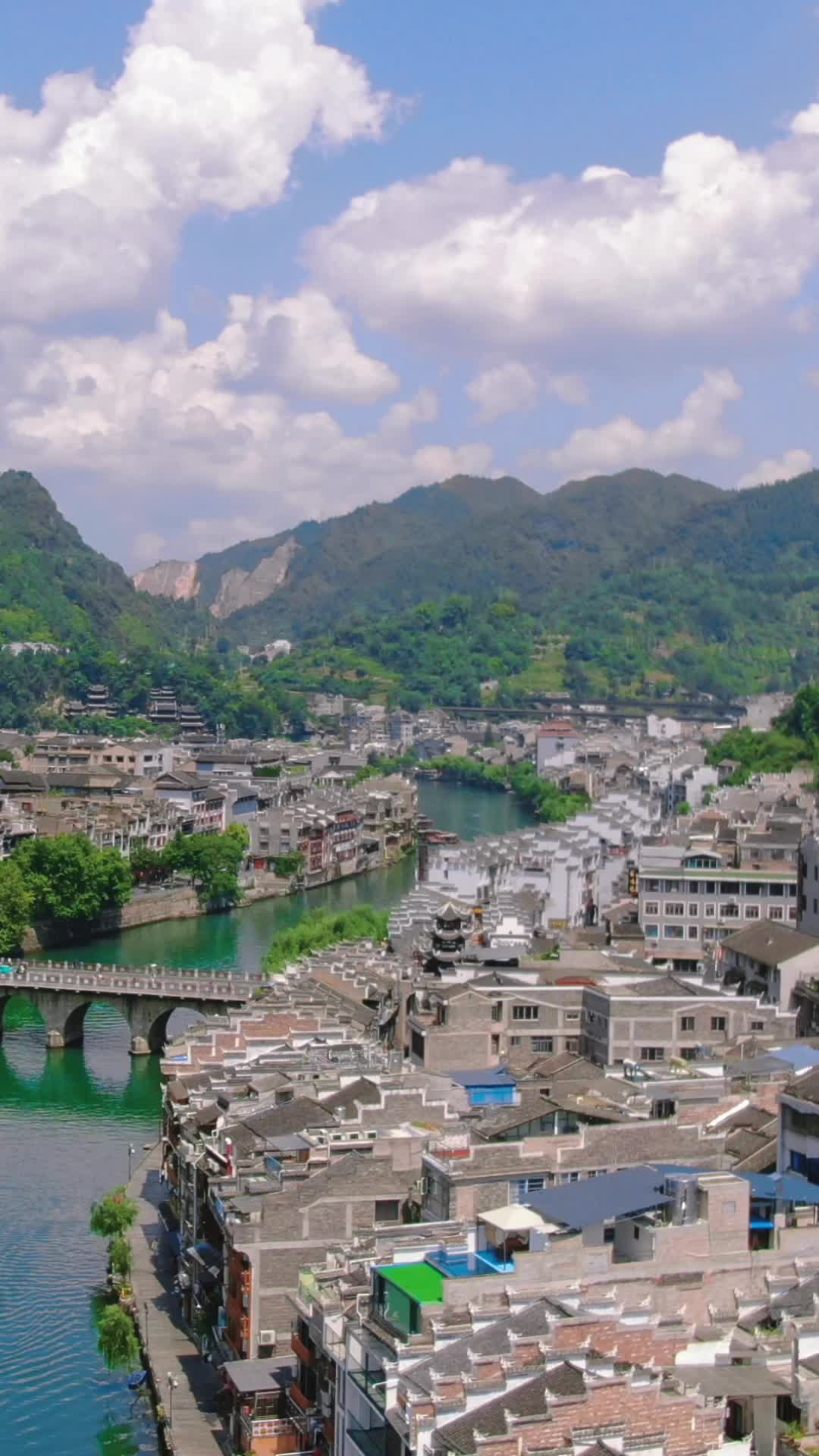 航拍贵州镇远古镇竖屏视频的预览图