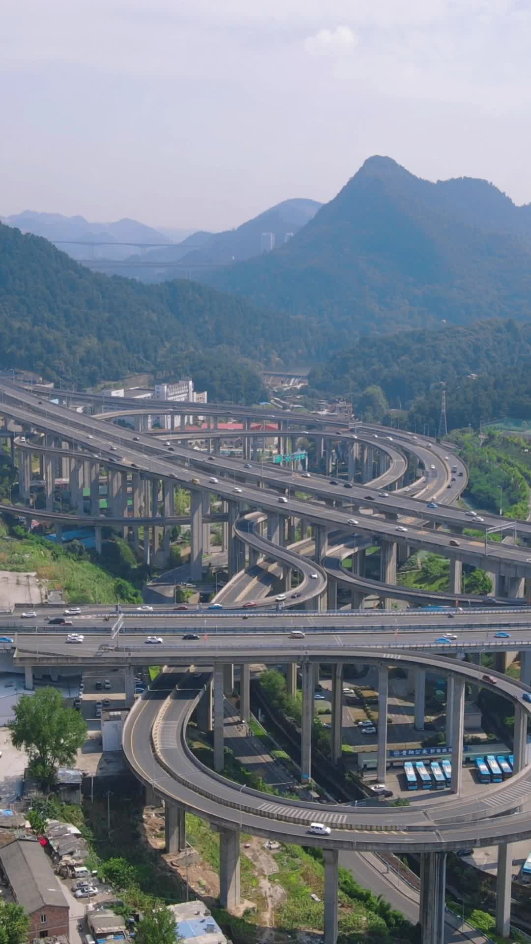 航拍贵州贵阳城市高架桥交通视频的预览图