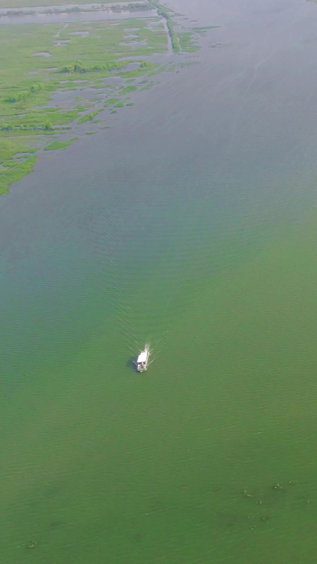 航拍清澈见底湖面视频的预览图