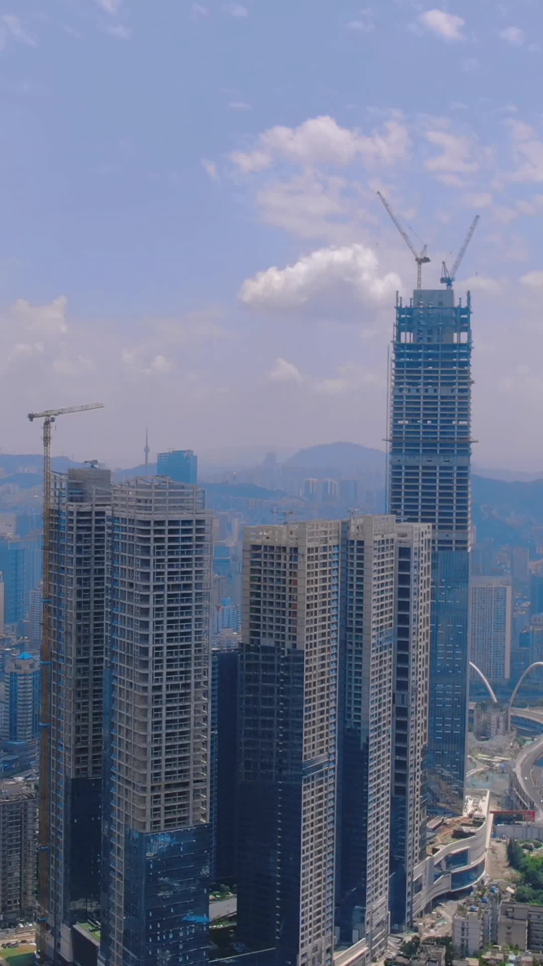航拍城市高楼建筑施工竖屏视频的预览图