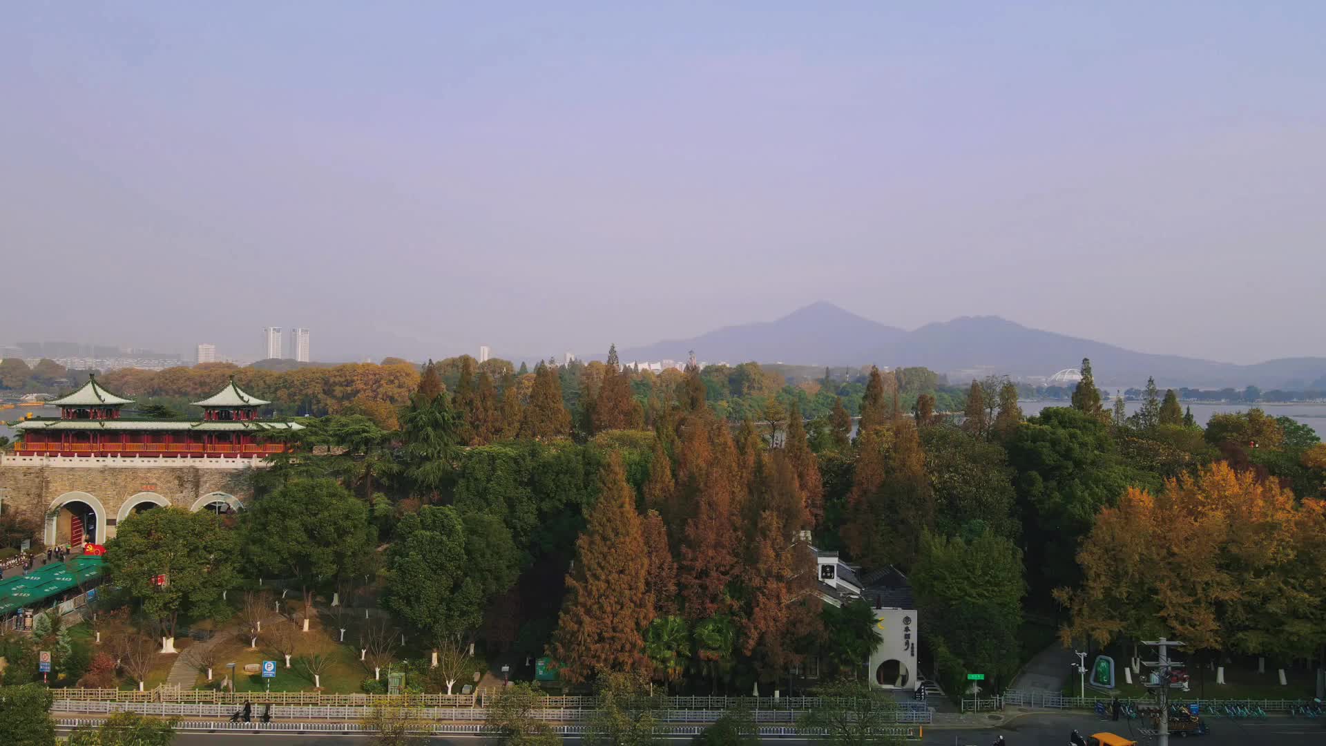 南京中山陵5A景区秋天竖屏航拍视频的预览图
