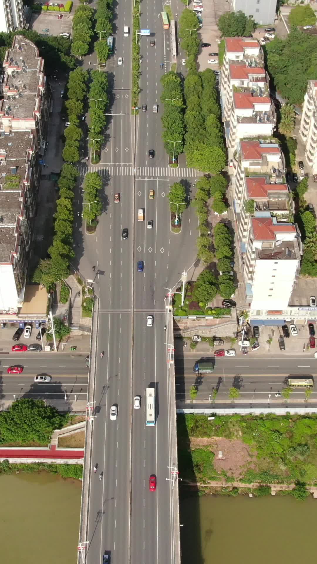 江西赣州城市风光交通竖屏航拍视频的预览图