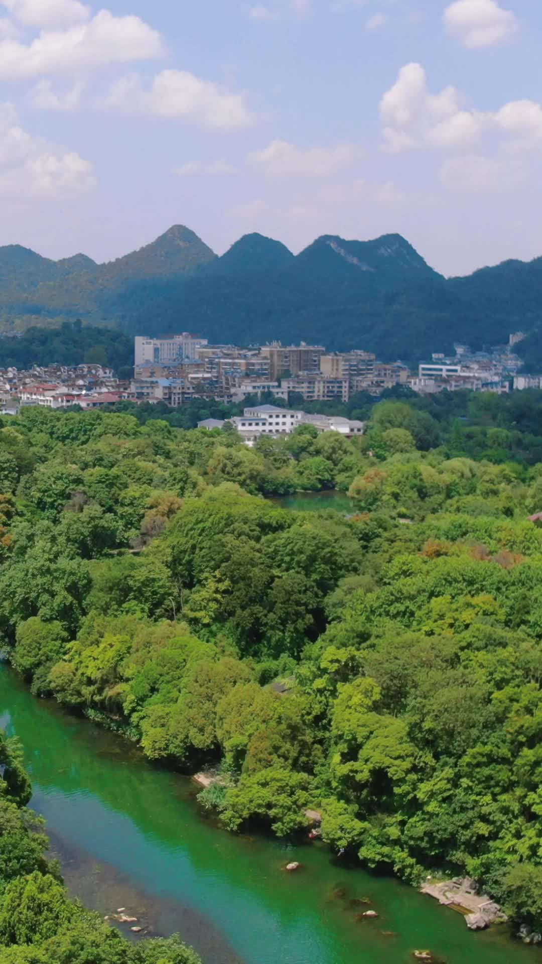 航拍贵州贵阳花溪十里河滩视频的预览图
