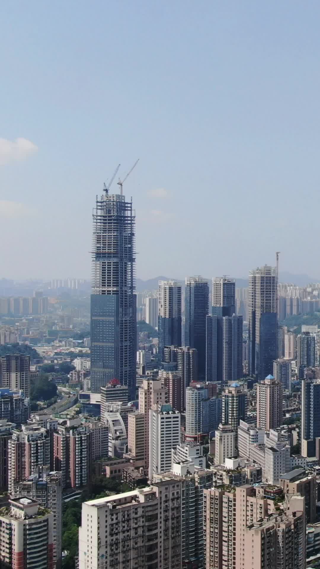 城市在建商务大厦竖屏航拍视频的预览图